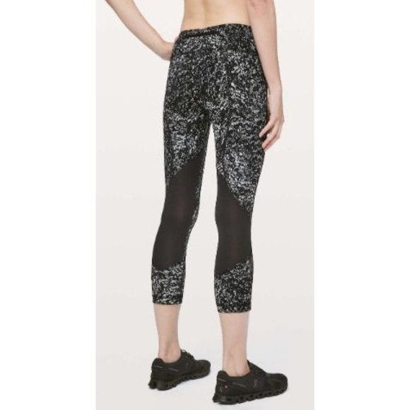 Lululemon Pace‎ Rival Crop 22" Achromatize Ice Grey Black Size 2 Luxtreme $88 - Picture 1 of 11